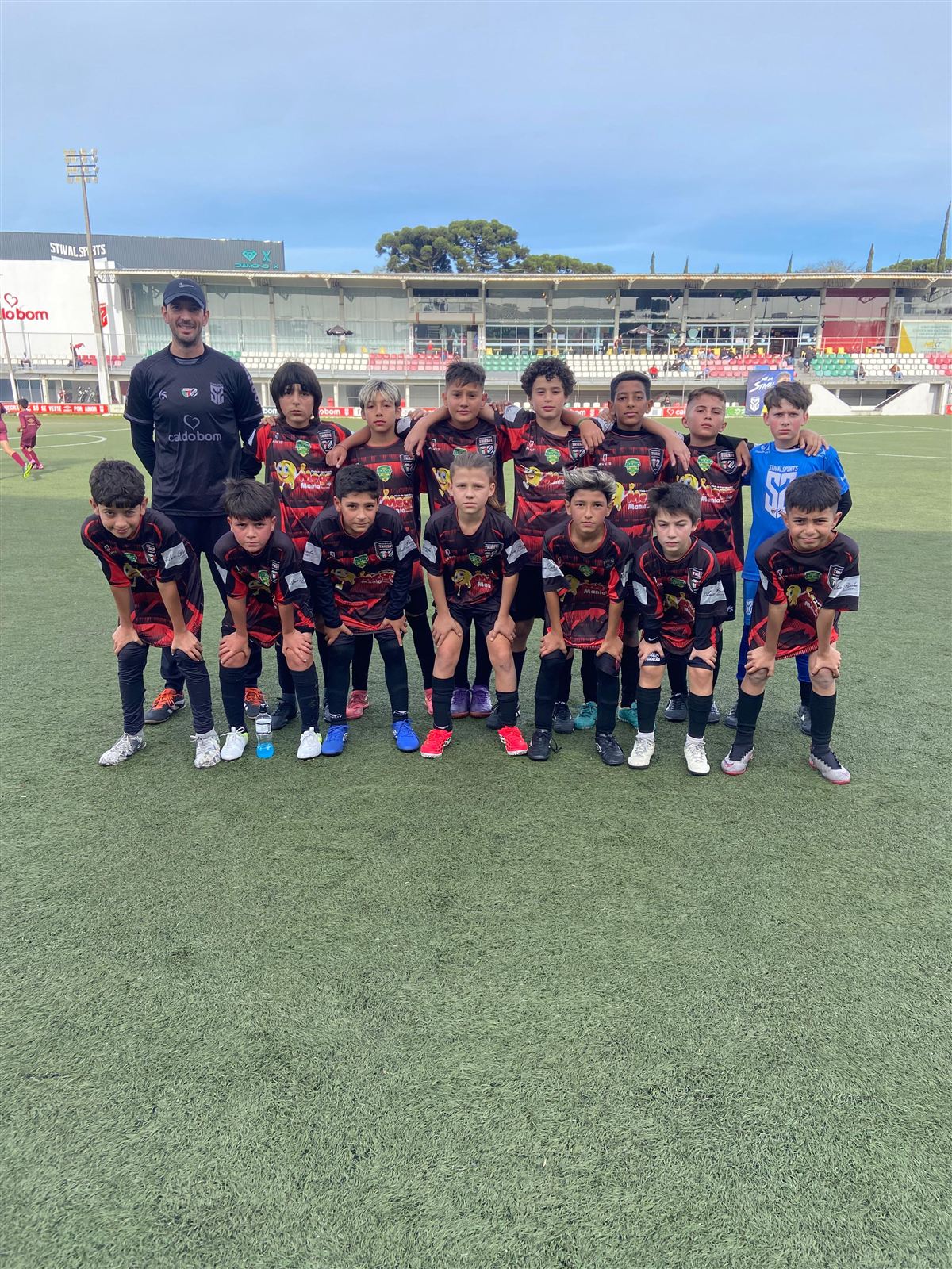 Grande grupo de alunos do Trieste em campo