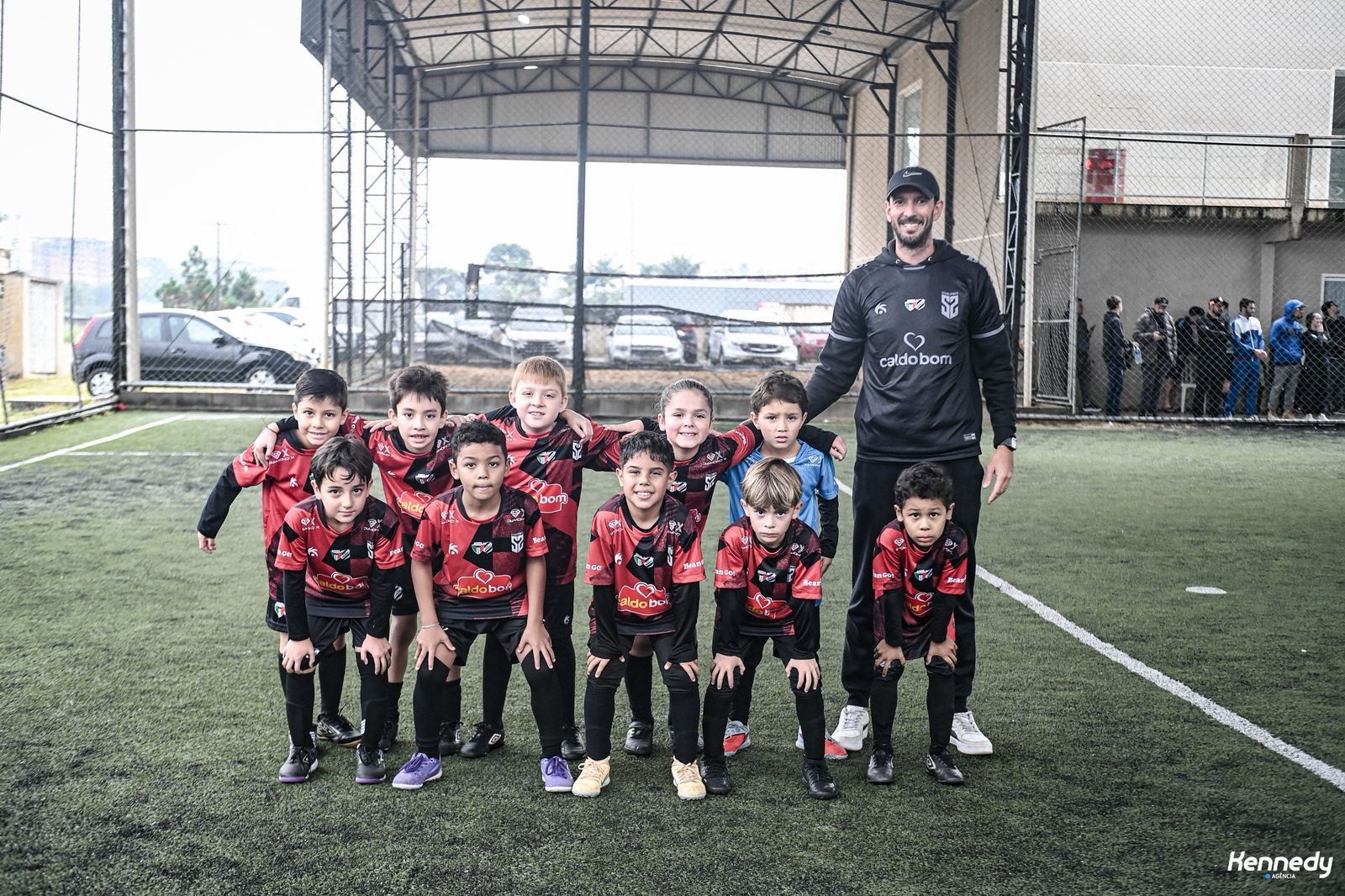 Alunos do Trieste com o professor em campo coberto
